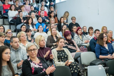 Gyermekbántalmazás - van kihez segítségért fordulni!